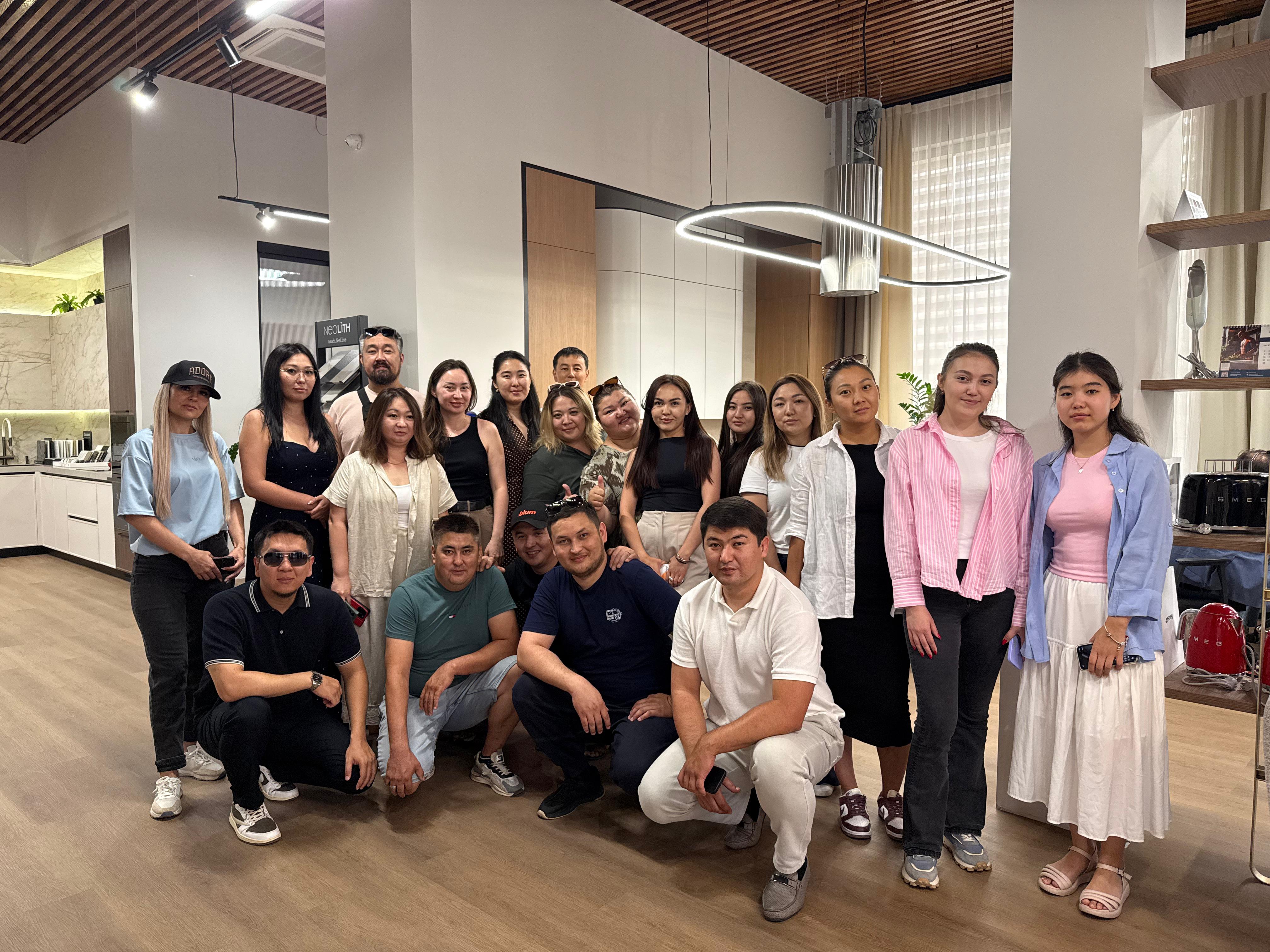 Успешные выпускники ADEMMEBELSCHOOL в современной кухне-студии - результаты обучения дизайну мебели